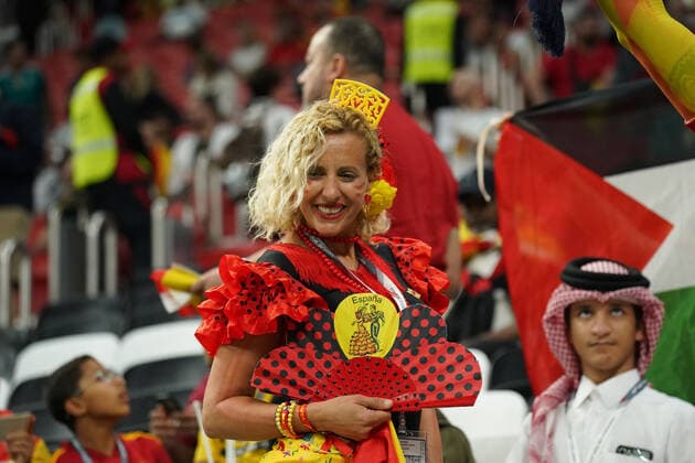Fussball , Nationalmannschaft, FIFA WM 2022, Fussball World Cup Qatar 2022, GruppenPhase, Spanien-Deutschland, 27.11.2022, Al Bayt Stadion, Doha Qatar, Spanische Fan Aktion, Einzelbild Foto Chai von der Laage FIFA regulations prohibit any use of photographs as image sequences and or quasi-video. EDITORIAL USE ONLY, *** Football , National Team, FIFA World Cup 2022, Football World Cup Qatar 2022, Group Stage, Spain Germany, 27 11 2022, Al Bayt Stadium, Doha Qatar, Spanish Fan Action, Single Image Photo Chai von der Laage FIFA regulations prohibit any use of photographs as image sequences and or quasi video EDITORIAL USE ONLY,