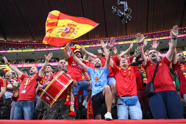 FUSSBALL WM 2022 VORRUNDE GRUPPE E Spanien - Deutschland 27.11.2022 Gute Stimmung bei den spanischen Fans vor dem Spiel *** FOOTBALL WORLD CUP 2022 PRE-ROUND GROUP E Spain Germany 27 11 2022 Good mood among Spanish fans before the match
