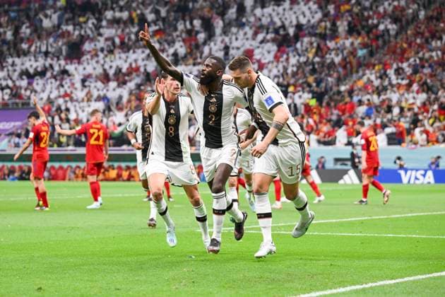FUSSBALL WM 2022 VORRUNDE GRUPPE E Spain Germany 27 11 2022 Leon Goretzka, Antonio Ruediger and Niklas Suele vlnr all Germany cheer after the supposed goal to 0 1 by Antonio Ruediger, which is later returned for offside