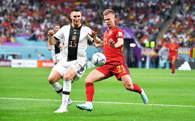 Fussball, Weltmeisterschaft, 2022, Herren, Qatar, Gruppe E, 2. Spieltag, Al Bayt Stadium: Spanien - Deutschland 1:1; Dani Olmo (SPA), Niklas Süle (GER). Aktion FIFA REGULATIONS PROHIBIT ANY USE OF PHOTOGRAPHS AS IMAGE SEQUENCES AND OR QUASI-VIDEO *** Football, World Cup, 2022, Men, Qatar, Group E, Matchday 2, Al Bayt Stadium Spain Germany 1 1 Dani Olmo SPA , Niklas Süle GER Action FIFA REGULATES PROHIBIT ANY USE OF PHOTOGRAPHS AS IMAGE SEQUENCES AND OR QUASI VIDEO