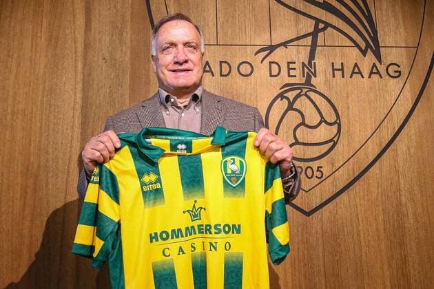 Sport Themen der Woche KW48 Sport Bilder des Tages DEN HAAG, 28-11-2022 ,Cars Jeans Stadion , Keuken Kampioen divisie, season 2022 2023, Presentatie ADO trainer Dick Advocaat, Presentatie ADO trainer Dick Advocaat  x19401349x Copyright: