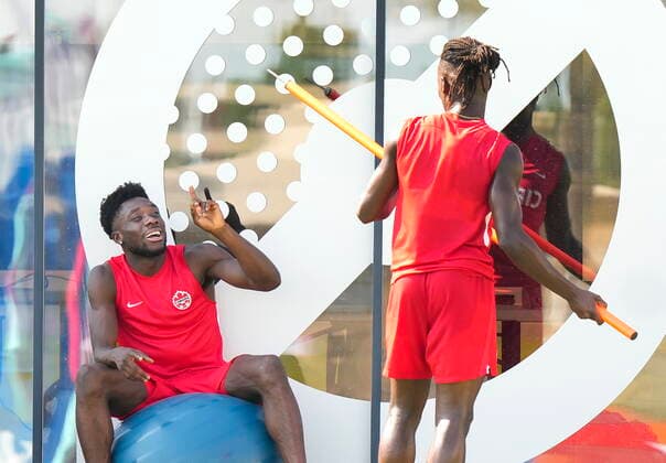 Sport Bilder des Tages November 28, 2022, DOHA, QATAR: Canada forward Alphonso Davies, left, and defender Sam Adekugbe joke around during practice at the World Cup in Doha, Qatar on Monday, November 28, 2022. Canada News - November 28, 2022  - ZUMAc35_ 20221128_zaf_c35_002 Copyright: xNathanxDenettex