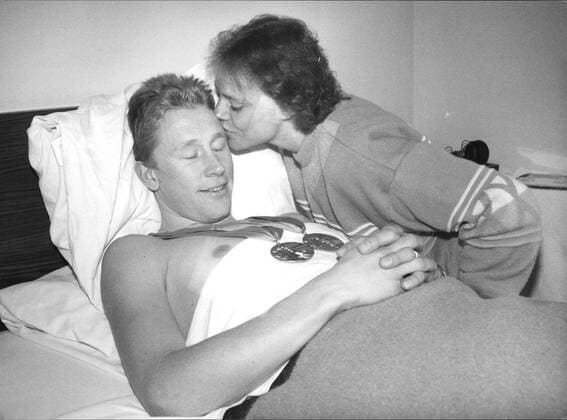 OS 1988 i Calgary. Längdskidor, herrar. Gunde Svan, längdskidakare Sverige ligger i sängen med medaljerna runt halsen och gratuleras av Marie Johansson. Vinter-OS 1988-02-27 (c) ANDERSSON URBAN Aftonbladet IBL * * * EXPRESSEN OUT * * * AFTONBLADET 4216 Calgary Canada Längdskidor x2512x *** 1988 Calgary Olympics Cross-country skiing, men Gunde Svan, cross-country skier Sweden lies in bed with the medals around his neck and is congratulated by Marie Johansson Winter Olympics 1988 02 27 c ANDERSSON URBAN Aftonbladet IBL EXPRESSEN OUT AFTONBLADET 4216 Calgary Canada Cross-country skiing x2512x  Copyright: xANDERSSONxURBAN Aftonbladet TTx Gunde Svan