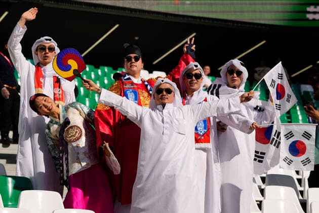Korea Republic v Ghana: Group H - FIFA World Cup, WM, Weltmeisterschaft, Fussball Qatar 2022 Korean supporters during the FIFA World Cup Qatar 2022 Group H match between Korea Republic and Ghana at Education City Stadium on November 28, 2022 in Al Rayyan, Qatar. Al Rayyan Qatar  Copyright: xJosexBretonx originalFilename:breton-korearep221128_npHdY.jpg