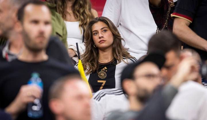 Doha, Qatar 27th Nov, 2022 Sophia Weber girlfriend of Kai Havertz Germany Spain Spain World Cup 2022 in Qatar 27 11 2022 Credit Moritz Müller