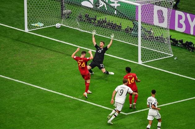 RECORD DATE NOT STATED FIFA World Cup, WM, Weltmeisterschaft, Fussball Qatar 2022 Spain vs Germany Niclas Fuellkrug celebrates his goal 1-1 of Germany to Unai Simon of Spain during the game Spain vs Germany, Corresponding to Group E of the FIFA World Cup Qatar 2022, at Al Bayt Stadium, Al Khor, November 27, 2022. <br><br> Niclas Fuellkrug anota su gol 1-1 de Alemania a Unai Simon de Espana durante el partido Espana vs Alemania, correspondiente al Grupo E de la Copa Mundial de la FIFA Qatar 2022, en el Estadio at Al Bayt, Al Khor, el 27 de noviembre de 2022. AL KHOR DOHA QATAR Copyright: xIsaacxOrtizx 20221127_13855
