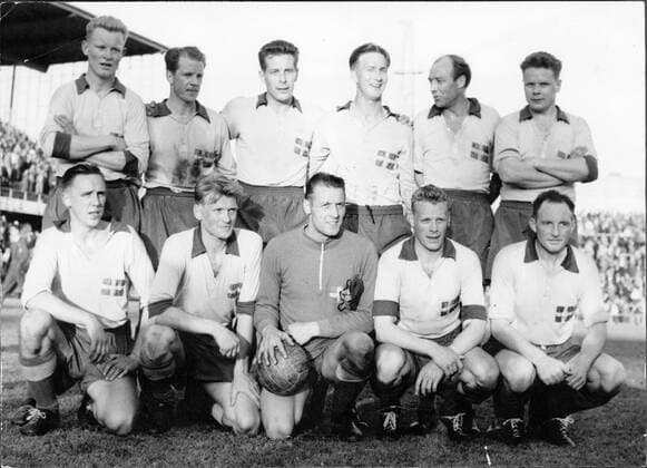 Swedish national football team Team pictures Standing from left Torbjörn Jonsson, Gösta Löfgren, Ake Johansson Bajdoff , Henry Källgren Putte , Gunnar Gren, Gösta Sandberg Knivsta knästaende from left Knästaende from left Olle Hakansson, Orvar Bergmark, Karl Svensson, Sven Axbom, Holger Nyman, football players Sweden probably 1957 1957 01 01 c JOHANSSON RUNE Aftonbladet IBL Bildbyra EXPRESSEN OUT AFTONBLADET 5600 football x2512x Copyright: xAftonbladet TTx