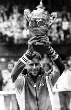 WIMBLEDON 1980, FINAL, MATCH ACTION. BJÖRN BORG, TENNISSPELARE SVERIGE, MED POKALEN EFTER ATT HAN VUNNIT MOT JOHN MCENROE MED 1-6, 7-5, 6-3, 6-7, 8-6. GLAD 1980-07-05 (c) HAMMETT KEITH Aftonbladet IBL Bildbyra * * * EXPRESSEN OUT * * * AFTONBLADET 3780 Stockholm Sverige x2512x *** WIMBLEDON 1980, FINAL, MATCH ACTION BJÖRN BORG, TENNISSPIELARE SVERIGE, MED POKALEN AFTER HE WON AGAINST JOHN MCENROE WITH 1 6, 7 5, 6 3, 6 7, 8 6 GLAD 1980 07 05 c HAMMETT KEITH Aftonbladet IBL Bildbyra EXPRESSEN OUT AFTONBLADET 3780 Stockholm Sweden x2512x  Copyright: xAftonbladet TTx Björn Borg vinner Wimbledon 1980
