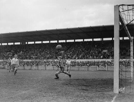 Göteborg Gamla Ullevi Fotboll IFK Göteborg Halmia Sunday, May 6, 1946 Gunnar Gren far left makes it 2 1 for IFK past a hapless Rune Ludvigsson in the halmiamalet Sport x2524x  Copyright: xKamerareportage TTx