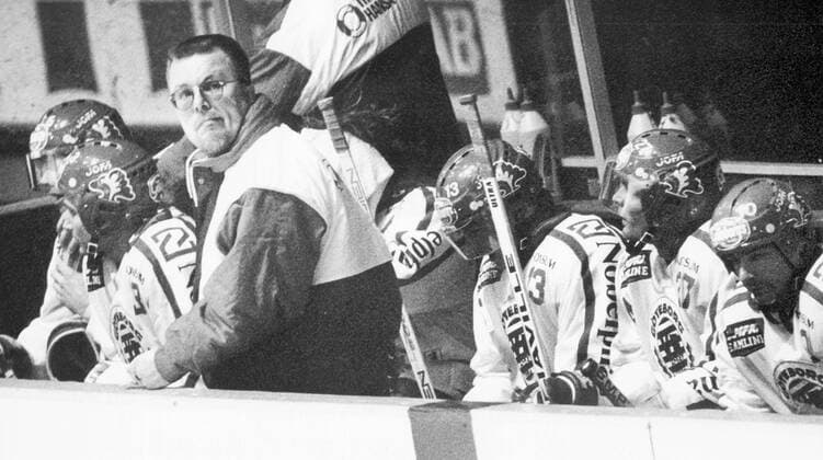 Göteborg - 1990-10-25 - Ishockeytränaren Leif Boork i Västra Frölundas avbytarbas *** Local Caption *** GP - Peter Claesson KAMERAREPORTAGE Ishockey x2524x *** Gothenburg 1990 10 25 Ice hockey coach Leif Boork in West Frölundas substitute base Local Caption GP Peter Claesson CHAMBER REPORT Ice hockey x2524x  Copyright: xKamerareportage TTx