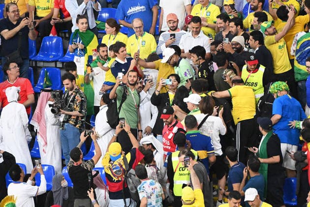 Fussball, Herren, Saison 2022 23, WM in Katar, Gruppe G (2. Spieltag), Brasilien - Schweiz im Stadium 974 in Doha, Ein Double von Neymar sorgt für Aufregung im Fanblock von Brasilien , 28.11. 2022, *** Football, Men, 2022 23 season, World Cup in Qatar, Group G 2 matchday , Brazil Switzerland at Stadium 974 in Doha, A double from Neymar causes excitement in the fan block of Brazil , 28 11 2022, Copyright: xMatthiasxKochx