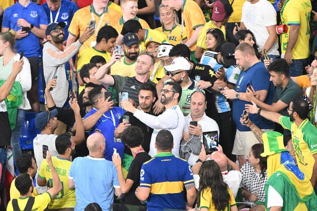 Fussball, Herren, Saison 2022 23, WM in Katar, Gruppe G (2. Spieltag), Brasilien - Schweiz im Stadium 974 in Doha, Ein Double von Neymar sorgt für Aufregung im Fanblock von Brasilien , 28.11. 2022, *** Football, Men, 2022 23 season, World Cup in Qatar, Group G 2 matchday , Brazil Switzerland at Stadium 974 in Doha, A double from Neymar causes excitement in the fan block of Brazil , 28 11 2022, Copyright: xMatthiasxKochx