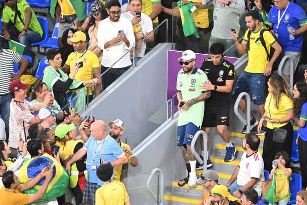 Sport Bilder des Tages Fussball, Herren, Saison 2022 23, WM in Katar, Gruppe G (2. Spieltag), Brasilien - Schweiz im Stadium 974 in Doha, Ein Double von Neymar sorgt für Aufregung im Fanblock von Brasilien und wird aus dem Fanblock gebracht, 28.11. 2022, *** Football, Men, 2022 23 season, World Cup in Qatar, Group G 2 match day , Brazil Switzerland at Stadium 974 in Doha, A double of Neymar causes a commotion in the fan block of Brazil and is taken out of the fan block, 28 11 2022, Copyright: xMatthiasxKochx