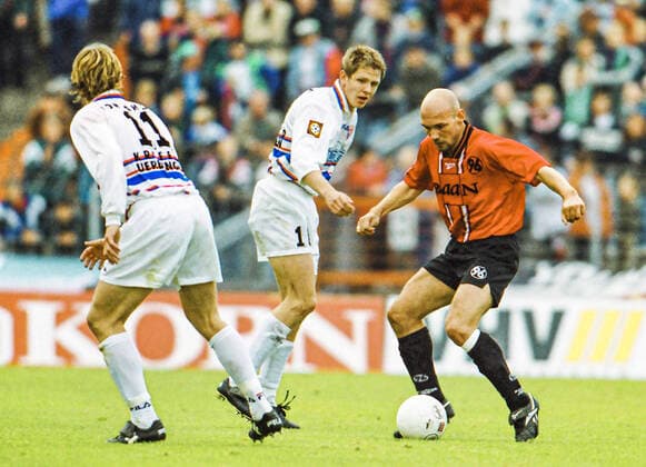 Aus 2. BL. Saison 1998 99 Hannover96 - KFC Uerdingen 3:1 am 12.05.1999. Im Foto: KFC Spieler Markus van Ahlen 11 und Miroslav Spizek ?? gegen Matthias Dworschak *** From 2 BL season 1998 99 Hannover96 KFC Uerdingen 3 1 on 12 05 1999 In the photo KFC players Markus van Ahlen 11 and Miroslav Spizek against Matthias Dworschak