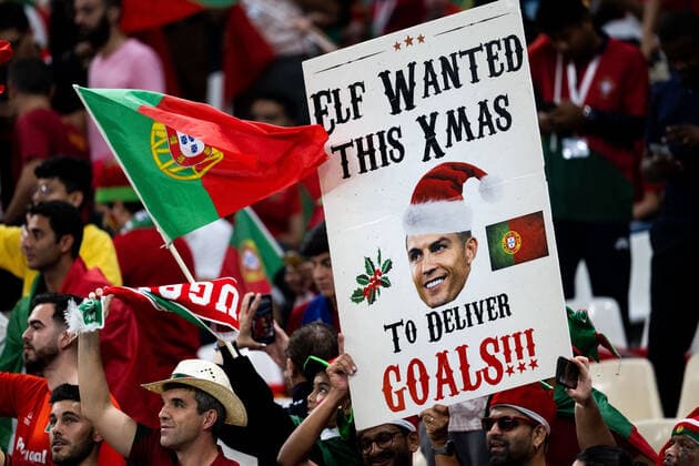 221128 Fans of Portugal with a sign saying Elf Wanted This Xmas To Deliver Goals and a picture of Cristiano Ronaldo of Portugal ahead the FIFA World Cup, WM, Weltmeisterschaft, Fussball 2022 football match between Portugal and Uruguay on November 28, 2022 in Doha. Photo: Joel Marklund BILDBYRAN kod JM JM0392 bbeng fotboll football soccer fotball vm fotbolls-vm fotball-vm fotbolls-vm 2022 fifa world cup 2022 portugal uruguay fan publik askadare supporter *** 221128 Fans of Portugal with a sign saying Elf Wanted This Xmas To Deliver Goals and a picture of Cristiano Ronaldo of Portugal ahead of the FIFA World Cup 2022 football match between Portugal and Uruguay on November 28, 2022 in Doha Photo Joel Marklund BILDBYRAN code JM JM0392 bbeng football football soccer fotball world cup football world cup fotball world cup football world cup 2022 fifa world cup 2022 portugal uruguay fan audience askadare supporter,  Copyright: JOELxMARKLUND BB221128JM025