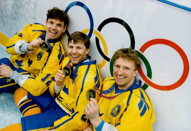 Lillehammer 1994-02-27 OS i Lillehammer. Ishockey, final mellan Sverige och Kanada. Hakan Loob, Mats Näslund och Tomas Jonsson haller stolta upp guldmedaljerna. Lillehammer Norge x40535x *** Lillehammer 1994 02 27 Lillehammer Olympics Ice hockey, final between Sweden and Canada Hakan Loob, Mats Näslund and Tomas Jonsson proudly hold up the gold medals Lillehammer Norway x40535x  Copyright: xKamerareportage TTx OS LILLEHAMMER 1994 ISHOCKEY