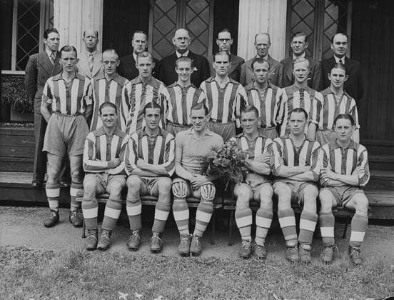 Göteborg IFK Göteborg wins the Swedish Football League 1942 Back row from left Helge Jonson , Gunnar Rydberg chairman and team leader , Josef Holsner , Herbert Johansson , Gösta Bohman , Nils Grönvall , Gustaf Waller and Ragnar Sandberg Middle row Arne NYberg , Ake Samuelsson , Leif Larsson , Bengt Mossberg , Holger Proppen Bengtsson , Gunnar Gren , Fritz Berg , Gösta Eriksson Front row from left Ernst Andersson , Nils Eriksson , Axel Ohlsson , Folke Johansson , Olle Hultfeldt and Folke Larsson x2524x Copyright: xKamerareportage TTx