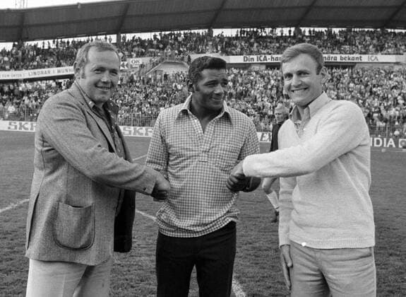 Göteborg 1976-06-23 - Straffsparkstävling i pausen i matchen IFK Göteborg - Helsingborg, mellan Floyd Patterson, Ulf Sterner och Ingemar Johansson. Ingvar Oldsberg intervjuar. *** Local Caption *** ?orÂ¨n= img858.jpg BROR AUGUSTSSON x2524x *** Gothenburg 1976 06 23 Penalty kick contest during the break in the match IFK Göteborg Helsingborg, between Floyd Patterson, Ulf Sterner and Ingemar Johansson Ingvar Oldsberg interviews Local Caption orÂ¨n img858 jpg BROR AUGUSTSSON x2524x  Copyright: xKamerareportage TTx