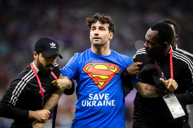 Sport Themen der Woche KW48 Sport Bilder des Tages Doha, Qatar. 28th Nov, 2022. Streaker runs with rainbow flag and Superman Save Ukraine Shirt over the playing field. and is stopped by security Portugal - Uruguay Deutschland - Spanien World Cup 2022 in Qatar 28.11.2022 Credit: Moritz Müller *** Doha, Qatar 28th Nov, 2022 Streaker runs with rainbow flag and Superman Save Ukraine Shirt over the playing field and is stopped by security Portugal Uruguay Germany Spain World Cup 2022 in Qatar 28 11 2022 Credit Moritz Müller