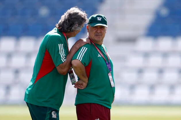 Mexico s Argentinian head coach Gerardo Tata Martino (R) listens to assistant coach Norberto Scoponi as he leads his team s training session at Al Khor stadium in Doha, Qatar, 29 November 2022. Mexico is to face Arabia Saudi in their FIFA World Cup, WM, Weltmeisterschaft, Fussball Qatar 2022 Group C s third and last match on 30 November. Mexico s training session !ACHTUNG: NUR REDAKTIONELLE NUTZUNG!  Copyright: xALBERTOxESTEVEZx EVE1327 20221129-98c3dd93c07510ea1be9b3a30893bbfbafdbddbd