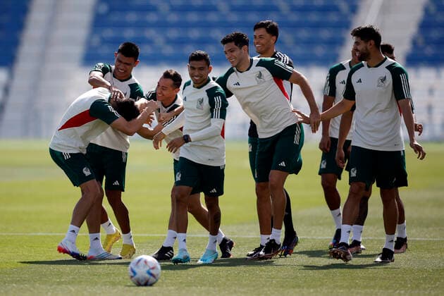 Sport Bilder des Tages Mexico s players share a light moment during their team s training session at Al Khor stadium in Doha, Qatar, 29 November 2022. Mexico is to face Arabia Saudi in their FIFA World Cup, WM, Weltmeisterschaft, Fussball Qatar 2022 Group C s third and last match on 30 November. Mexico s training session !ACHTUNG: NUR REDAKTIONELLE NUTZUNG!  Copyright: xALBERTOxESTEVEZx EVE1332 20221129-7470d1a1f3042ea41528e7247bf6ae31d186611f