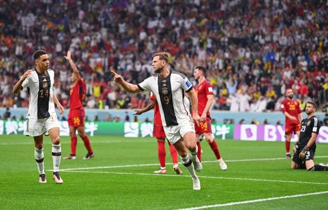 FUSSBALL WM 2022 VORRUNDE GRUPPE E Spain Germany 26 11 2022 JUBEL Germany goal scorer to equalize 1 1 Niclas Fuellkrug center with Jamal Musiala li