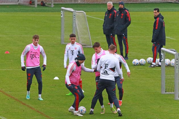 Sport Themen der Woche KW48 Sport Bilder des Tages Co-Trainer Xaver Zembrod, Dino Toppmoeller, Stefan Buck, 14 Paul Wanner (li.), 18 Marcel Sabitzer (rosa, am Ball) im Duell, Zweikampf, Mini-Tore, Fussball 1. Bundesliga FC Bayern Muenchen Training an der Saebenerstrasse 29.11.2022 FOTO: Mladen Lackovic LakoPress *** Co-coach Xaver Zembrod, Dino Toppmoeller, Stefan Buck, 14 Paul Wanner li , 18 Marcel Sabitzer pink, on the ball in duel, duel, mini goals, football 1 Bundesliga FC Bayern Muenchen training at Saebenerstrasse 29 11 2022 PHOTO Mladen Lackovic LakoPress