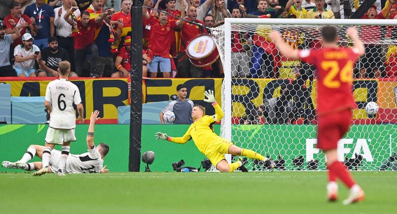 FUSSBALL WM 2022 VORRUNDE GRUPPE E Spanien - Deutschland 26.11.2022 Tor zum 1-0 Deutschland, Torwart Manuel Neuer (Mitte, Deutschland) chancenlos *** FUSSBALL WM 2022 VORRUNDE GRUPPE E Spain Germany 26 11 2022 Goal to 1 0 Germany, goalkeeper Manuel Neuer center, Germany without a chance