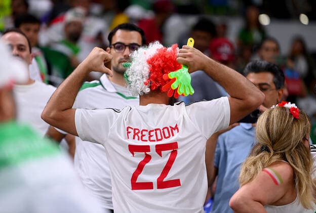 FUSSBALL WM 2022 VORRUNDE GRUPPE B Iran - USA 29.11.2022 Fanr der Iranischen Nationalmannschaft mit einem Trikot mir der Aufschrift Freedom *** FOOTBALL WORLD CUP 2022 PRE-ROUND GROUP B Iran USA 29 11 2022 Fanr of the Iranian national team with a jersey with the inscription Freedom