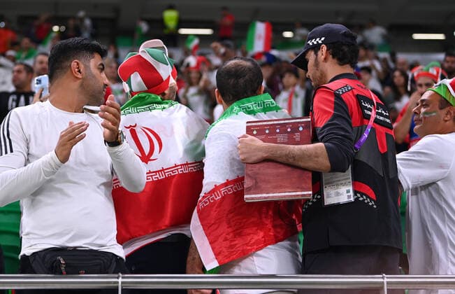FUSSBALL WM 2022 VORRUNDE GRUPPE B Iran - USA 29.11.2022 Sicherheitskraefte konfiszieren eine Fahne von Iranischen Fans *** FOOTBALL WORLD CUP 2022 PRE-ROUND GROUP B Iran USA 29 11 2022 Security forces confiscate a flag from Iranian fans
