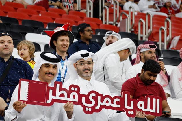 Coupe du Monde de football au Qatar. Pays-Bas - Qatar (2-0). November 29 2022 - Doha, Qatar : Soccer World Cup Qatar 2022 Group Stage Group A match Netherlands vs Qatar. Netherlands won 2-0 Qatar?s fans seen here. (Photo Henri Szwarc Starface) 286439 2022-11-29 Al Khor Qatar  Copyright: xHenrixSwzarcx xStarfacex 0195547167st