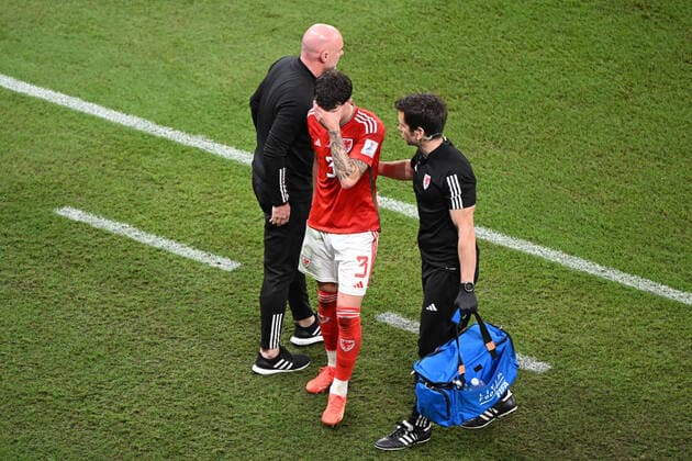 Sport Themen der Woche KW48 Sport Bilder des Tages Fussball, Herren, Saison 2022 23, WM in Katar, Gruppe B (3. Spieltag), Wales - England im Ahmed bin Ali Stadium in Ar-Rayyan, Neco Williams (Wales, 3), mitte muss verletzt das Spielfeld verlassen , 29.11. 2022, *** Football, Men, 2022 23 season, World Cup in Qatar, Group B Matchday 3 , Wales England at Ahmed bin Ali Stadium in Ar Rayyan, Neco Williams Wales, 3 , center must leave the field injured , 29 11 2022, Copyright: xMatthiasxKochx