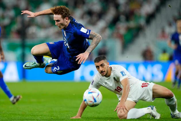 IR Iran v USA: Group B - FIFA World Cup, WM, Weltmeisterschaft, Fussball Qatar 2022 Josh Sargent centre-forward of USA and Norwich City and Majid Hosseini centre-back of Iran and Kayserispor compete for the ball during the FIFA World Cup Qatar 2022 Group B match between IR Iran and USA at Al Thumama Stadium on November 29, 2022 in Doha, Qatar. Doha Qatar  Copyright: xJosexBretonx originalFilename:breton-iriranvu221129_np01C.jpg