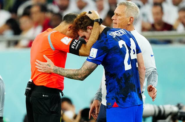 Sport Bilder des Tages Mandatory Credit: Photo by Javier Garcia Shutterstock (13640318ew) Referee Mateu Antonio comforts Josh Sargent of the USA. Iran v USA, FIFA World Cup, WM, Weltmeisterschaft, Fussball 2022, Group B, Football, Al Thumama Stadium, Doha, Qatar - 29 Nov 2022 Editorial Use Only Iran v USA, FIFA World Cup 2022, Group B, Football, Al Thumama Stadium, Doha, Qatar - 29 Nov 2022 Editorial Use Only  Copyright: xJavierxGarcia Shutterstockx 13640318ew