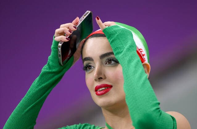 FUSSBALL WM 2022 VORRUNDE GRUPPE B Iran - USA 29.11.2022 Weiblicher Fan der iranischen Nationalmannschaft *** FOOTBALL WORLD CUP 2022 PRE-ROUND GROUP B Iran USA 29 11 2022 Female fan of Iranian national team