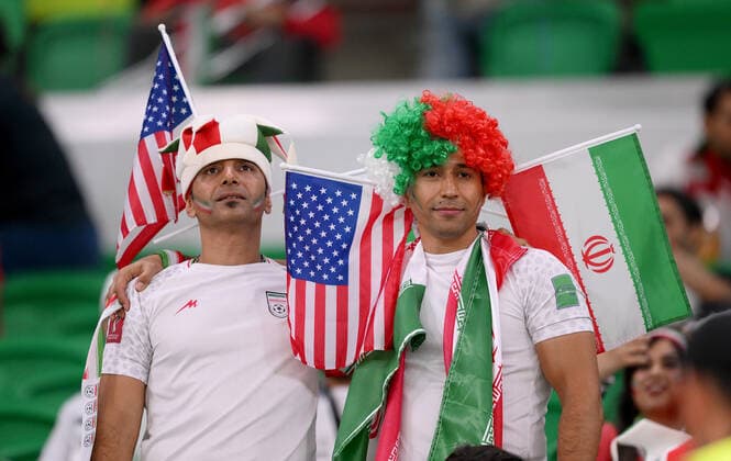 FUSSBALL WM 2022 VORRUNDE GRUPPE B Iran - USA 29.11.2022 Fans der iranischen Nationalmannschaft mit der Amerikanischen und Iranischen Flagge *** FOOTBALL WORLD CUP 2022 PRE-ROUND GROUP B Iran USA 29 11 2022 Fans of Iranian national team with American and Iranian flag