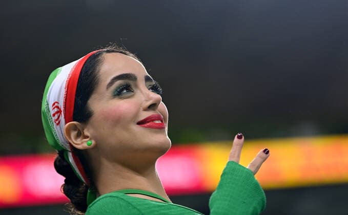FUSSBALL WM 2022 VORRUNDE GRUPPE B Iran - USA 29.11.2022 Weiblicher Fan der iranischen Nationalmannschaft *** FOOTBALL WORLD CUP 2022 PRE-ROUND GROUP B Iran USA 29 11 2022 Female fan of Iranian national team