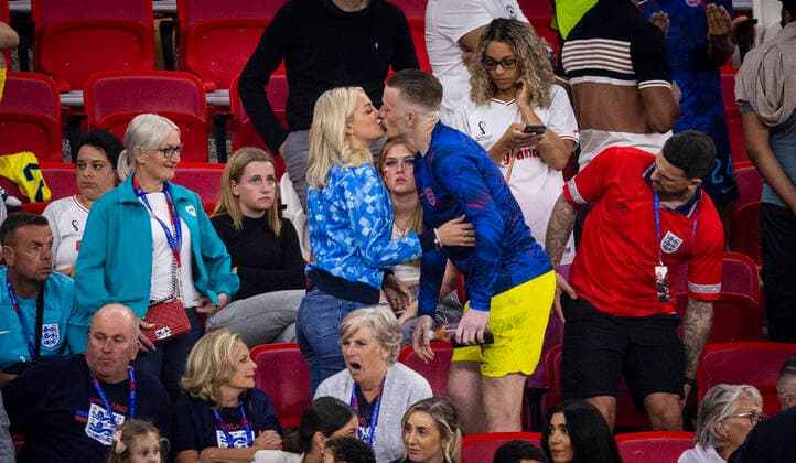 Doha, Qatar. 29th Nov, 2022. Goalkeeper Jordan Pickford (England) kisses his wife Megan Davison Wales - England World Cup 2022 in Qatar 28.11.2022 Credit: Moritz Müller *** Doha, Qatar 29th Nov, 2022 Goalkeeper Jordan Pickford England kisses his wife Megan Davison Wales England World Cup 2022 in Qatar 28 11 2022 Credit Moritz Müller