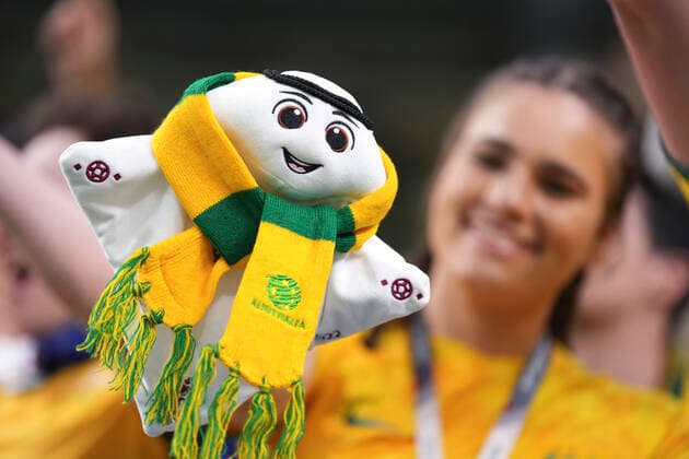 (221130) -- AL WAKRAH, Nov. 30, 2022 -- A fan of Australia plays with the official mascot La eeb before the Group D match between Australia and Denmark at the 2022 FIFA World Cup, WM, Weltmeisterschaft, Fussball at Al Janoub Stadium in Al Wakrah, Qatar, Nov. 30, 2022. ) (SP)QATAR-AL WAKRAH-2022 WORLD CUP-GROUP D-AUS VS DEN ZhengxHuansong 