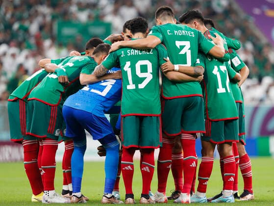 Saudi Arabia v Mexico 2022 FIFA World Cup, WM, Weltmeisterschaft, Fussball The Mexico team huddle before the 2022 FIFA World Cup Group C match at Lusail Stadium, Lusail Content Not Available For UK Newspapers Copyright: xPaulxChestertonx FIL-17655-0044 UK Newspapers OUT