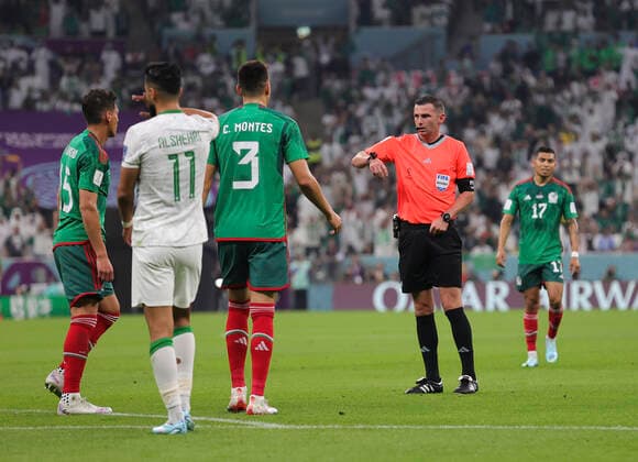 Saudi Arabia v Mexico 2022 FIFA World Cup, WM, Weltmeisterschaft, Fussball Referee Michael Oliver talks to HÃ ctor Moreno and CÃ sar Montes during the 2022 FIFA World Cup Group C match at Lusail Stadium, Lusail Content Not Available For UK Newspapers Copyright: xPaulxChestertonx FIL-17655-0060 UK Newspapers OUT