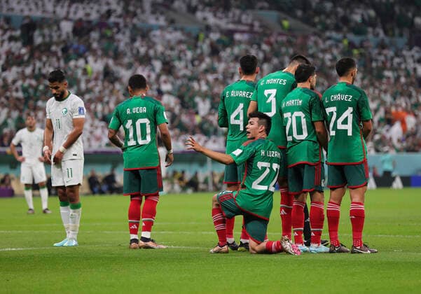 Saudi Arabia v Mexico 2022 FIFA World Cup, WM, Weltmeisterschaft, Fussball Hirving Lozano of Mexico directs Guillermo Ochoa (not in picture) during the 2022 FIFA World Cup Group C match at Lusail Stadium, Lusail Content Not Available For UK Newspapers Copyright: xPaulxChestertonx FIL-17655-0061 UK Newspapers OUT
