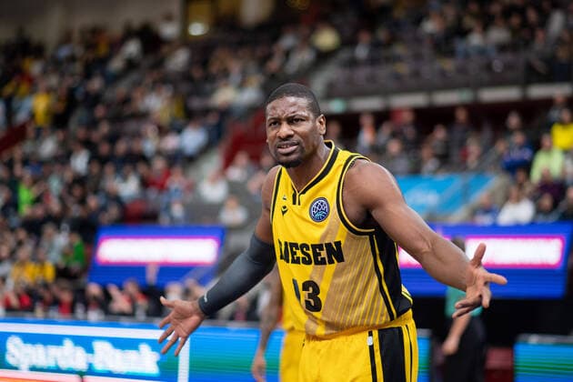 Sport Themen der Woche KW48 Sport Bilder des Tages Yorman Polas Bartolo (MHP Riesen Ludwigsburg, 13) aergert sich, GER, MHP Riesen Ludwigsburg vs. Daruessafaka SK Istanbul, FIBA Basketball Champions League, 4. Spieltag, Spielzeit 2022 2023, 30.11.2022 GER, MHP Riesen Ludwigsburg vs. Daruessafaka SK Istanbul, FIBA Basketball Champions League, 4. Spieltag, Spielzeit 2022 2023, 30.11.2022 Ludwigsburg *** Yorman Polas Bartolo MHP Riesen Ludwigsburg, 13 aergert, GER, MHP Riesen Ludwigsburg vs Daruessafaka SK Istanbul, FIBA Basketball Champions League, Matchday 4, Season 2022 2023, 30 11 2022 GER, MHP Riesen Ludwigsburg vs Daruessafaka SK Istanbul, FIBA Basketball Champions League, Matchday 4, Season 2022 2023, 30 11 2022 Ludwigsburg. Copyright: xEibner Memmlerx EP_MMR