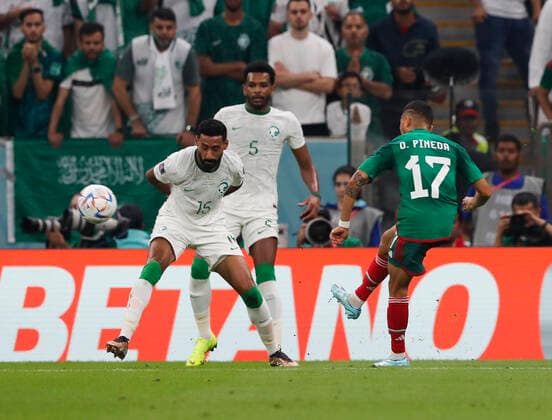 Saudi Arabia v Mexico 2022 FIFA World Cup, WM, Weltmeisterschaft, Fussball Orbelin Pineda of Mexico crosses the ball into the box during the 2022 FIFA World Cup Group C match at Lusail Stadium, Lusail Content Not Available For UK Newspapers Copyright: xPaulxChestertonx FIL-17655-0076 UK Newspapers OUT