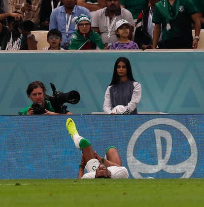 Saudi Arabia v Mexico 2022 FIFA World Cup, WM, Weltmeisterschaft, Fussball A ballgirl watches on as Ali Al-Bulaihi of Saudi Arabia holds his knee during the 2022 FIFA World Cup Group C match at Lusail Stadium, Lusail Content Not Available For UK Newspapers Copyright: xPaulxChestertonx FIL-17655-0085 UK Newspapers OUT