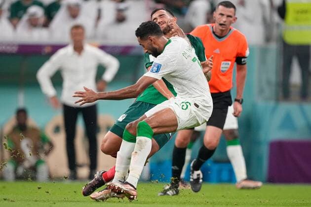 Mandatory Credit: Photo by Dave Shopland Shutterstock (13640353j) Ali Al-Hassan of Saudi Arabia is booked by referee Michael Oliver on Luis Chavez of Mexico Saudi Arabia v Mexico, FIFA World Cup, WM, Weltmeisterschaft, Fussball 2022, Group C, Football, Lusail Stadium, Al Daayen, Qatar - 30 Nov 2022 Editorial Use Only Saudi Arabia v Mexico, FIFA World Cup 2022, Group C, Football, Lusail Stadium, Al Daayen, Qatar - 30 Nov 2022 Editorial Use Only Copyright: xDavexShopland Shutterstockx 13640353j