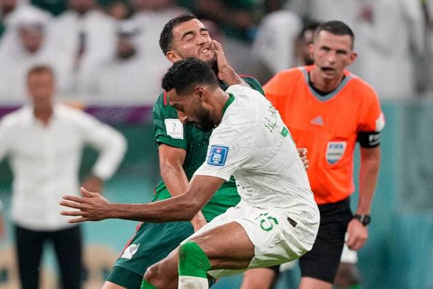 Mandatory Credit: Photo by Dave Shopland Shutterstock (13640353i) Ali Al-Hassan of Saudi Arabia is booked by referee Michael Oliver on Luis Chavez of Mexico Saudi Arabia v Mexico, FIFA World Cup, WM, Weltmeisterschaft, Fussball 2022, Group C, Football, Lusail Stadium, Al Daayen, Qatar - 30 Nov 2022 Editorial Use Only Saudi Arabia v Mexico, FIFA World Cup 2022, Group C, Football, Lusail Stadium, Al Daayen, Qatar - 30 Nov 2022 Editorial Use Only Copyright: xDavexShopland Shutterstockx 13640353i