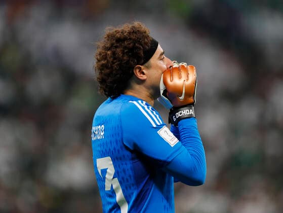 Saudi Arabia v Mexico 2022 FIFA World Cup, WM, Weltmeisterschaft, Fussball Mexico goalkeeper Guillermo Ochoa orders his team during the 2022 FIFA World Cup Group C match at Lusail Stadium, Lusail Content Not Available For UK Newspapers Copyright: xPaulxChestertonx FIL-17655-0105 UK Newspapers OUT