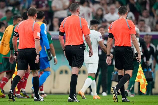 Mandatory Credit: Photo by Dave Shopland Shutterstock (13640353r) The names not he back of the shirt of Referee Michael Oliver Saudi Arabia v Mexico, FIFA World Cup, WM, Weltmeisterschaft, Fussball 2022, Group C, Football, Lusail Stadium, Al Daayen, Qatar - 30 Nov 2022 Editorial Use Only Saudi Arabia v Mexico, FIFA World Cup 2022, Group C, Football, Lusail Stadium, Al Daayen, Qatar - 30 Nov 2022 Editorial Use Only Copyright: xDavexShopland Shutterstockx 13640353r