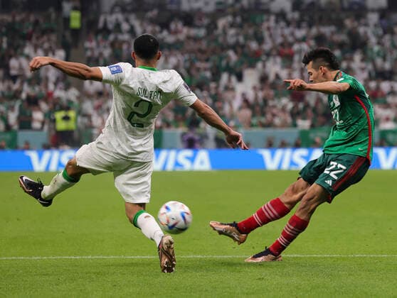 Saudi Arabia v Mexico 2022 FIFA World Cup, WM, Weltmeisterschaft, Fussball Hirving Lozano of Mexico has a shot at goal during the 2022 FIFA World Cup Group C match at Lusail Stadium, Lusail Content Not Available For UK Newspapers Copyright: xPaulxChestertonx FIL-17655-0114 UK Newspapers OUT